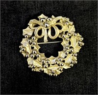 1955 Classic Holly Christmas Wreath Brooch/Pin
