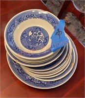 Blue and white plate lot