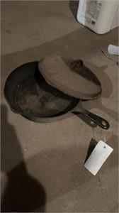 Cast iron pan with lid