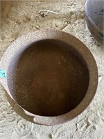 Cast iron pot