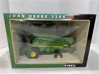 John Deere 2266 Ertl Combine