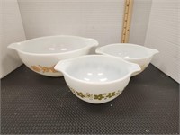 Vintage Pyrex number 4 6 and 32 bowls