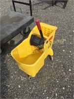 RUBBERMAID SMALL COMMERICAL MOP BUCKET - NEW