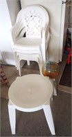 5 PLASTIC PATIO CHAIRS, END TABLE,