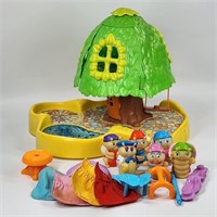 6) VINTAGE GLO WORMS W/ TREEHOUSE & ACCESSORIES