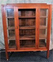 VINTAGE OAK DISPLAY CHNA CABINET WITH CASTERS