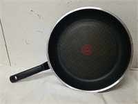 12.25-in T-Fal heat mastery pan
