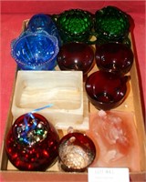 FLAT BOX OF COLORED GLASSWARE & DECORATIVE ITEMS