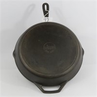 LODGE #10 CAST IORN SKILLET W/ HEAT RING