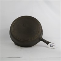 UNMARKED #7 CAST IRON SKILLET W/ HEAT RING