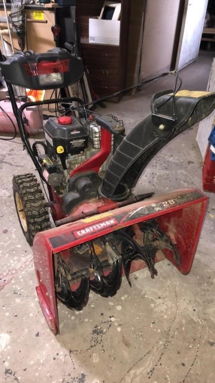 CRAFTSMAN 28” Briggs & Stratton Snow blower. Has