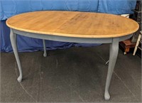 Stylish Oval Kitchen Table w/ Queen Anne Legs