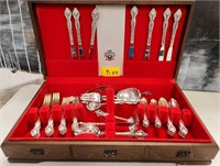 284 - INTERNATIONAL DEEP SILVER FLATWARE SET