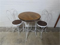 Ice Cream table & 2 chairs. Wire frame.