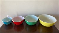 Pyrex nesting bowls - colored - lot of 4