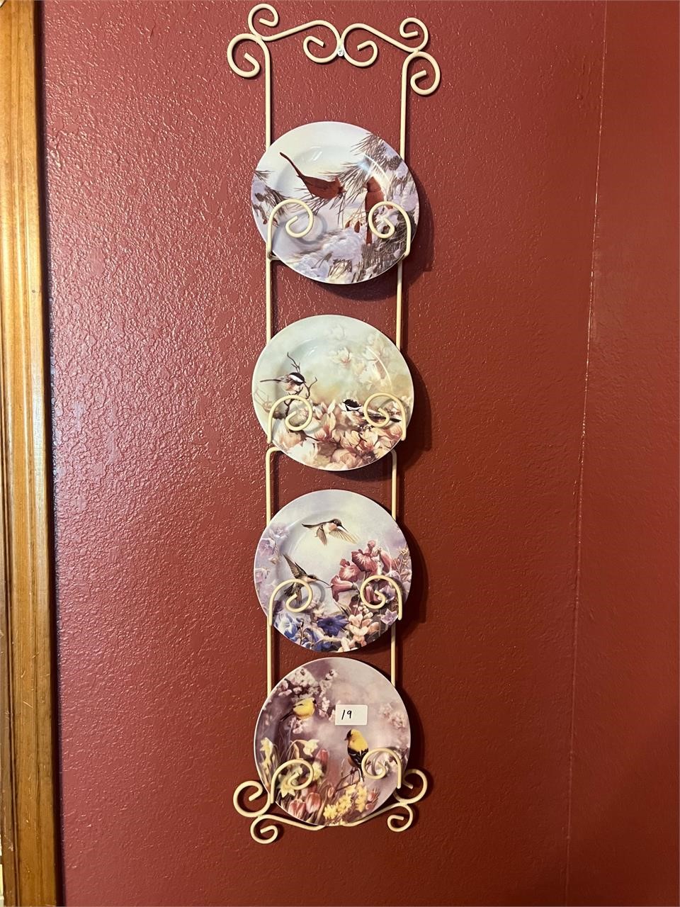 4 BIRD PLATES ON WIRE RACK