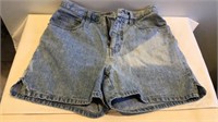 E5)  women’s shorts size 6, Billblass, used, has