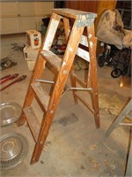 4 Foot Wood Ladder (Pickup during garage pickup