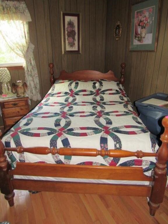 Maple Finish Full Size Cannonball Bed, Quilt & Bed