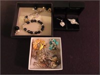 COSTUME JEWELRY: BROOCHES, NECKLACES, PINS, ETC.