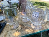 clear short stemmed wine glasses