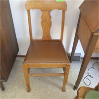 SMALL VINTAGE OAK CHAIR W/ PADDED SEAT
