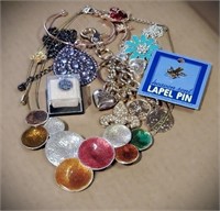 LARGE VINTAGE LOT OF MIXED JEWELRY