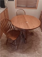 Oak kitchen table w/ 4 chairs & 3 leaves