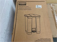 Rubbermaid FG614500BEIG 18 gallon step container