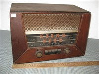 Antique Standard Broadcast Radio / Tubes Present