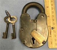 Large lock with keys         (2)