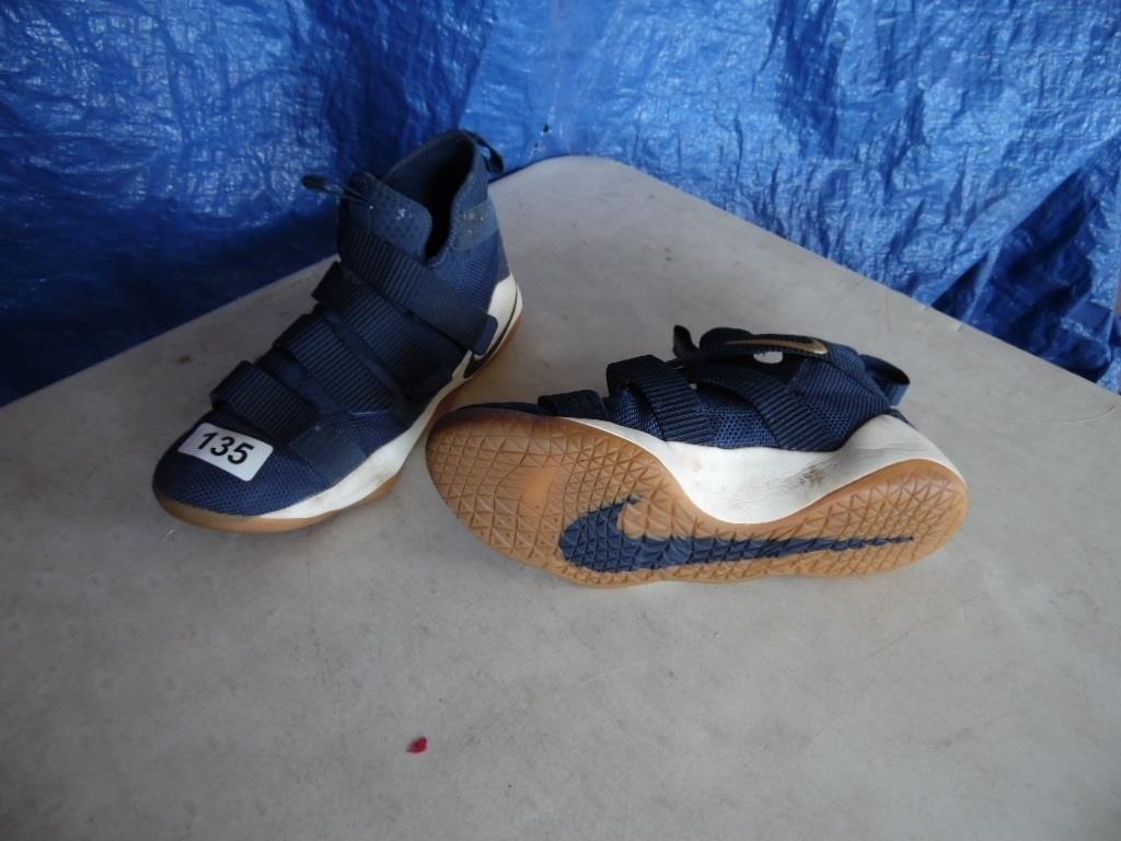 NIKE ZOOM, SIZE 11 WORN CONDITION