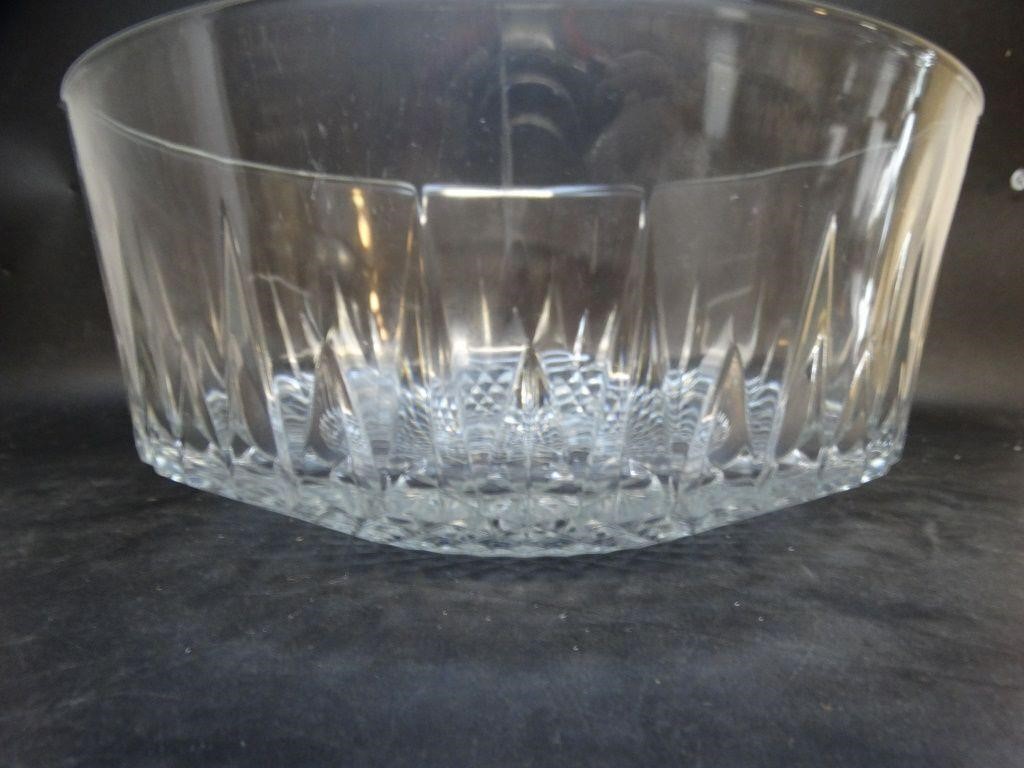 Arcoroc USA 9" x 4" Cut Glass Serving Bowl