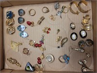 TRAY OF COSTUME JEWELRY, RINGS, EARRINGS, MISC