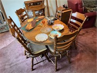 Round Oak Table w/ 2 Leaves; 6 Chairs (only)