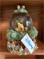 MUSICAL SNOW GLOBE W/ WINNIE THE POOH