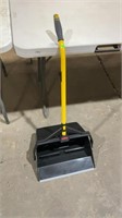 New Rubbermaid dust pan with handle