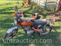 1972 YAMAHA 125 MOTORCYCLE, SHOWS 1,425 MILES,