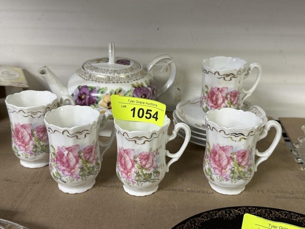 VTG CHINA TEAPOT / CUPS AND SAUCERS NOTE