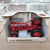 ERTL INTERNATIONAL CUB TRACTOR