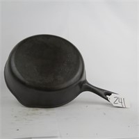 UNMARKED WAGNER #5 CAST IRON SKILLET