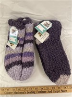 Muk Luks grippy socks