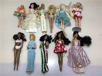 Assorted Barbie and fashion dolls.