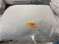 Sealing memory foam pillow