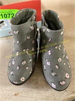 Little girls size 6 Cat&Jack ankle boots