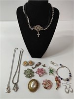 BEAUTIFUL ASSORTED VINTAGE JEWELRY