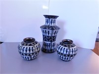 Ensemble de 3 vases de porcelaine émaillée