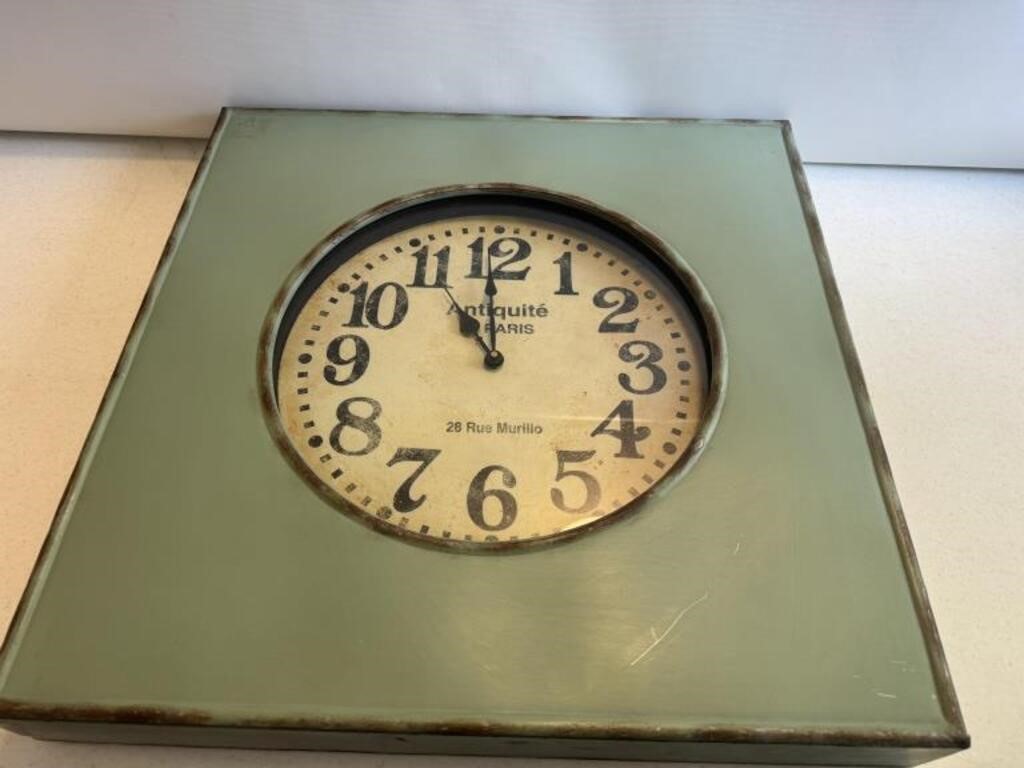 Metal Clock antiquite Paris - measures 23-1/2 x
