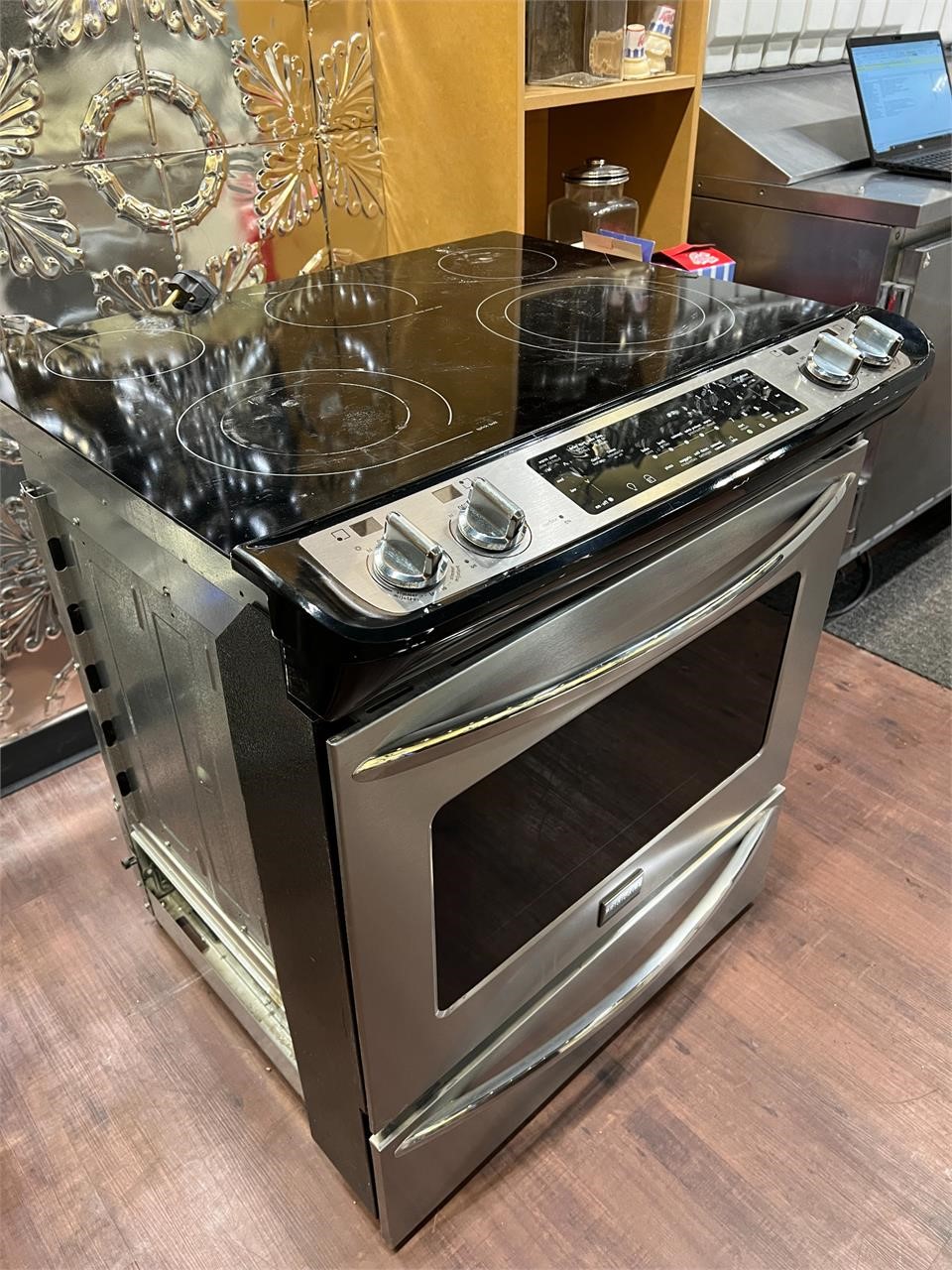 Frigidaire Residential Glass Top Cook Stove