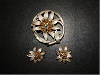 Vintage metal brooch & clip earrings